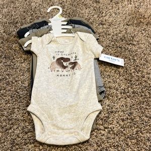 Carter’s Baby 5 pack of snapped onesies